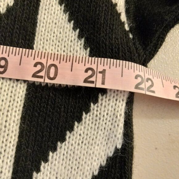 Jessica Scott White/Black Geometric Sweater - Picture 4 of 6